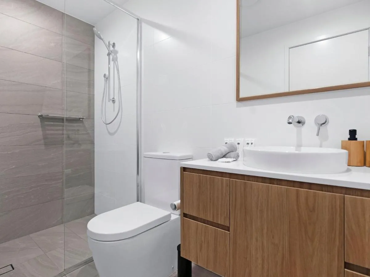 Luxury Central Palm Beach Apartment With Rooftop Pool - Gchm Gold Coast